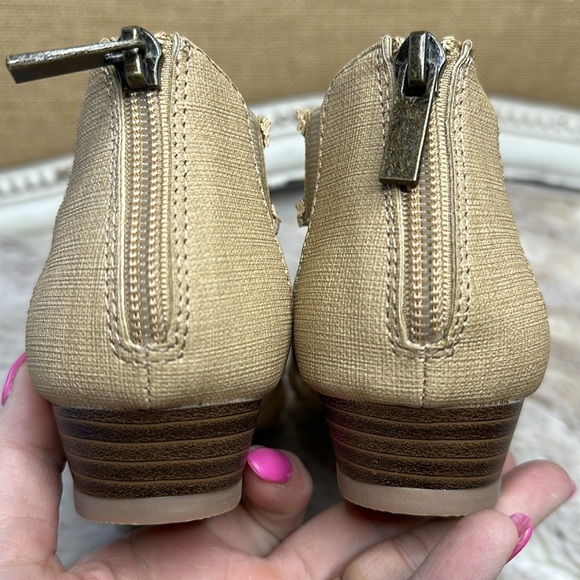 Easy Street | Thelma Wedge Sandal in Beige Linen | Size 6 - Picture 12 of 15